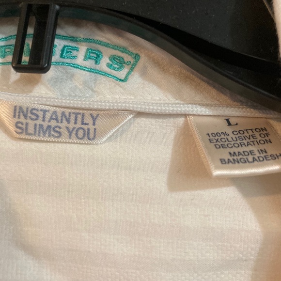 Slimming 3/4 sleeve button up blouse. - Picture 2 of 3